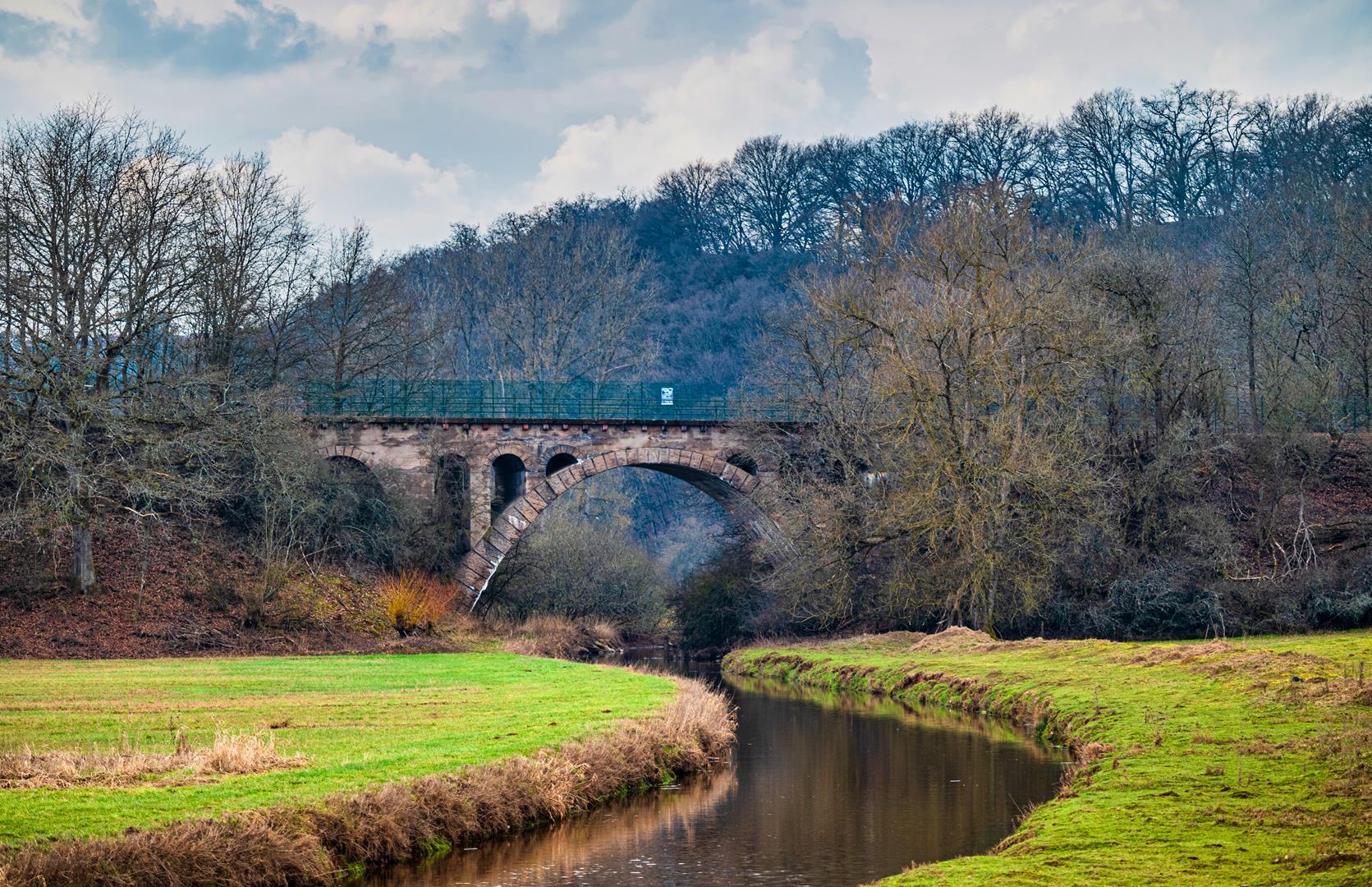 Alte Steinbrücke über einen Bach