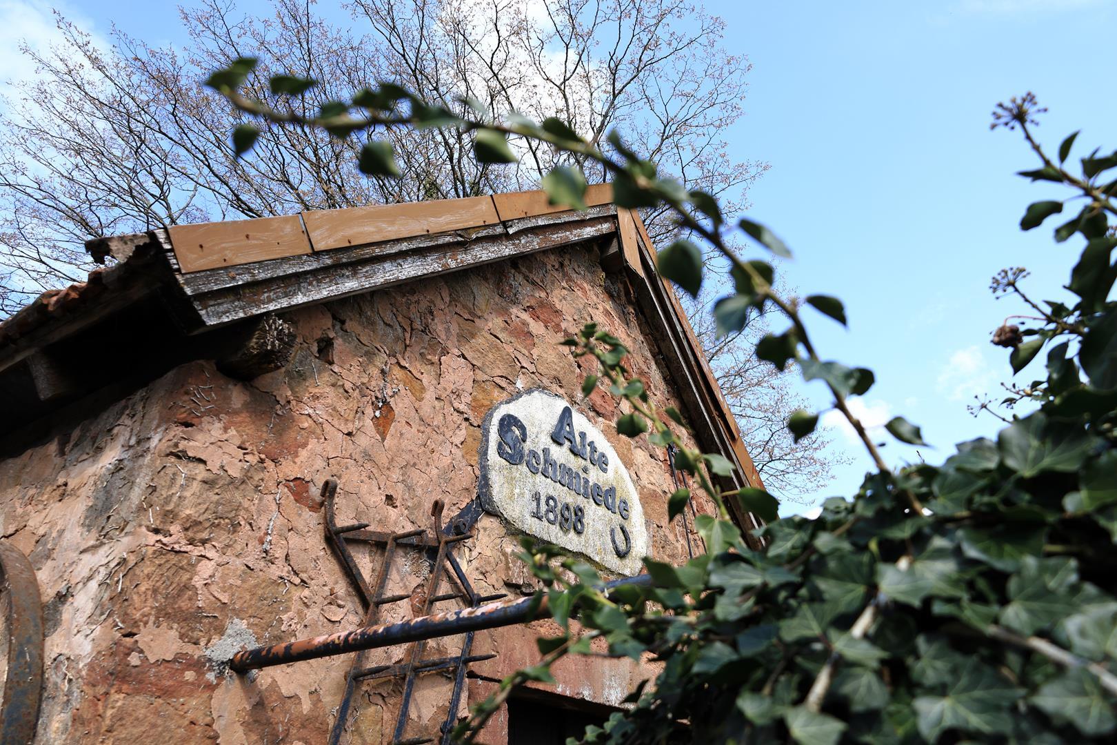 Alte Schmiede Altes Sandsteinhaus mit Schild auf dem Alte Schmiede steht
