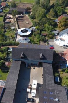Luftbild von Hof mit Anschließenden Reitplatz