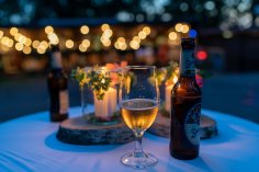 Biergarten Bierglas und Bierflasche auf einem Tisch