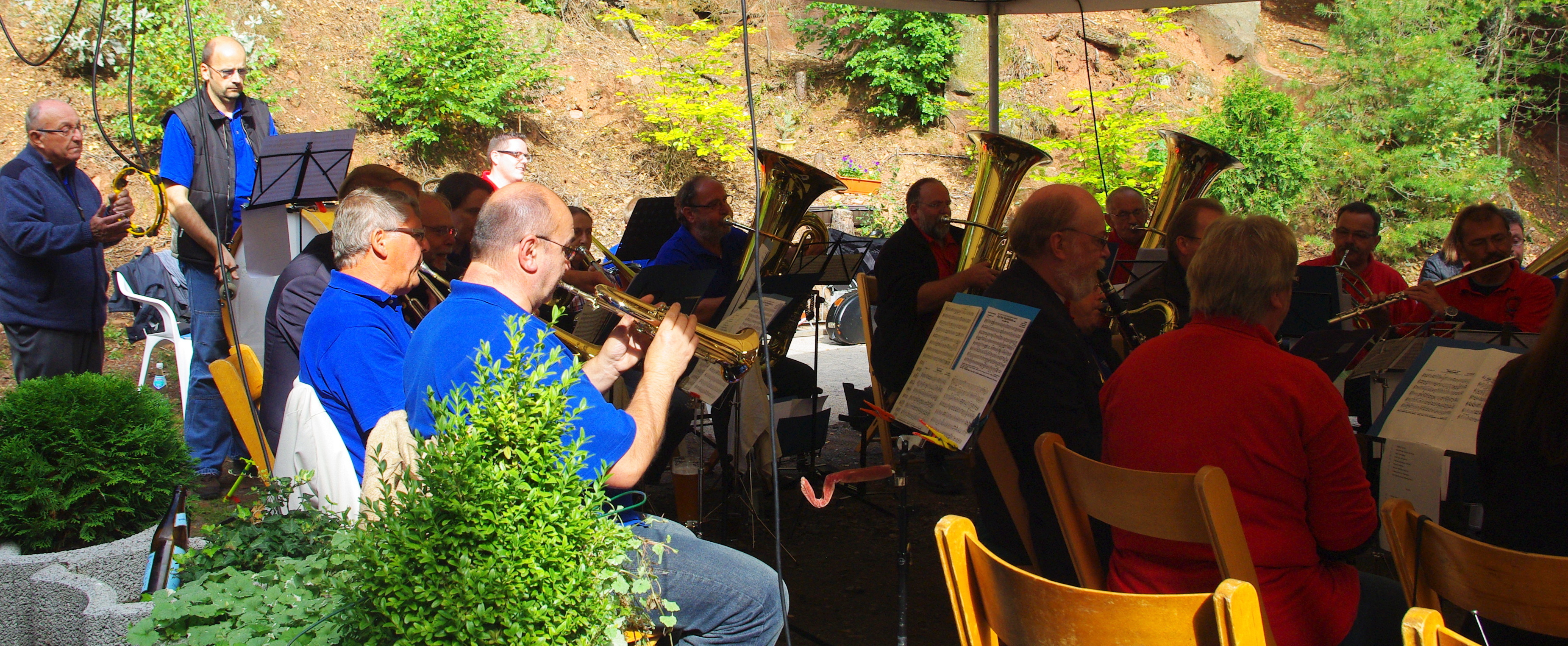 Menschen, die verschiedene Blasinstrumente spielen