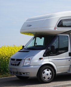 Camper Moderner grauer Camper auf einer Straße