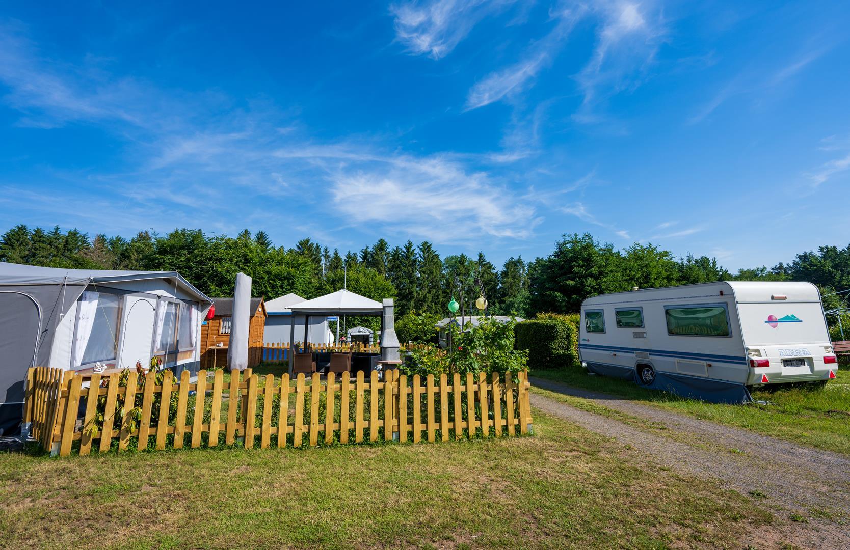  Wohnwagen auf einem Campingplatz
