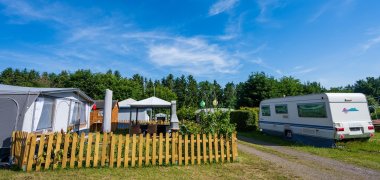  Wohnwagen auf einem Campingplatz