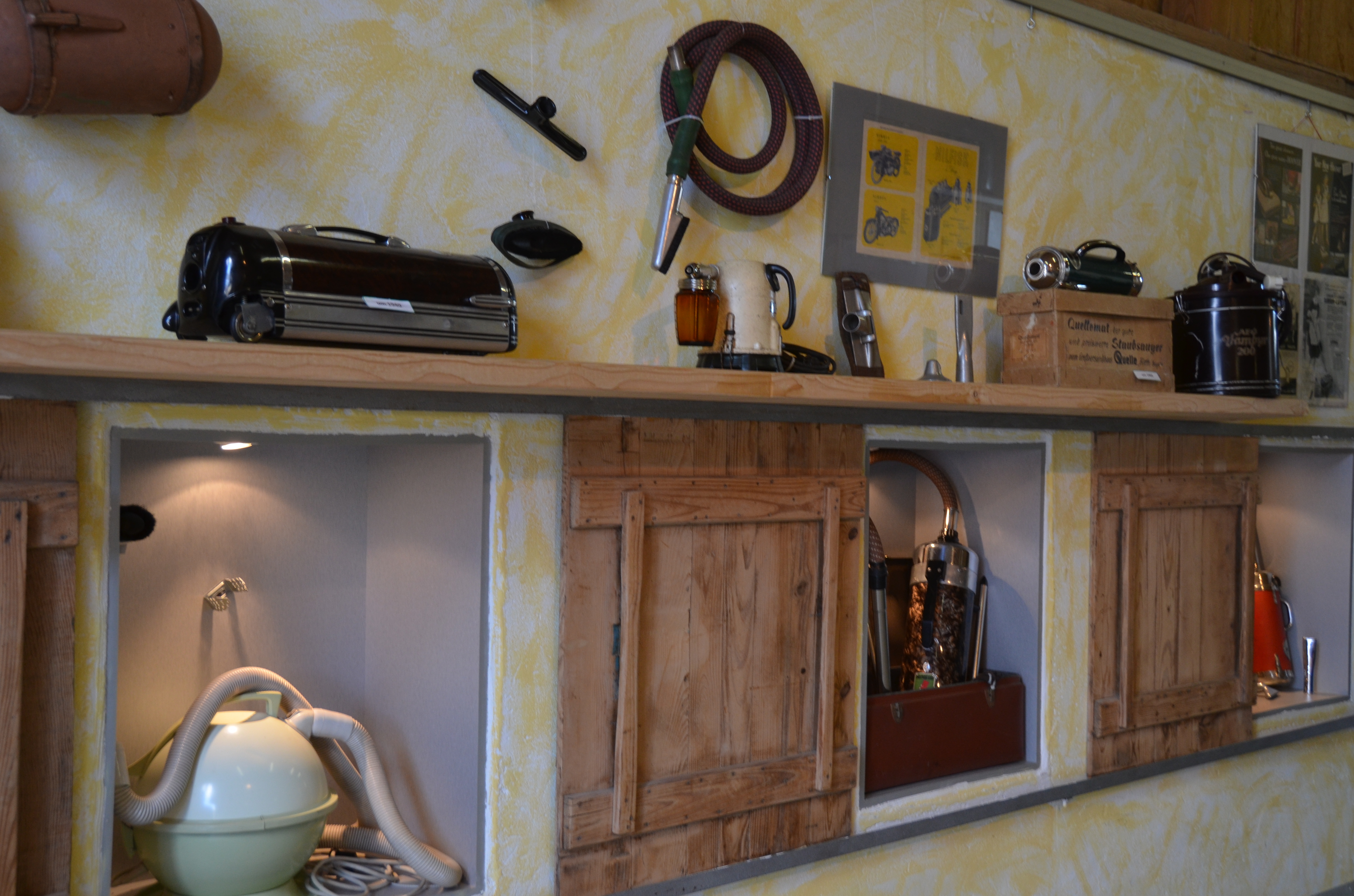 Verschiedene Staubsaugermodelle im Innenraum des Staubsaugermuseum