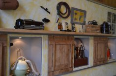 Verschiedene Staubsaugermodelle im Innenraum des Staubsaugermuseum