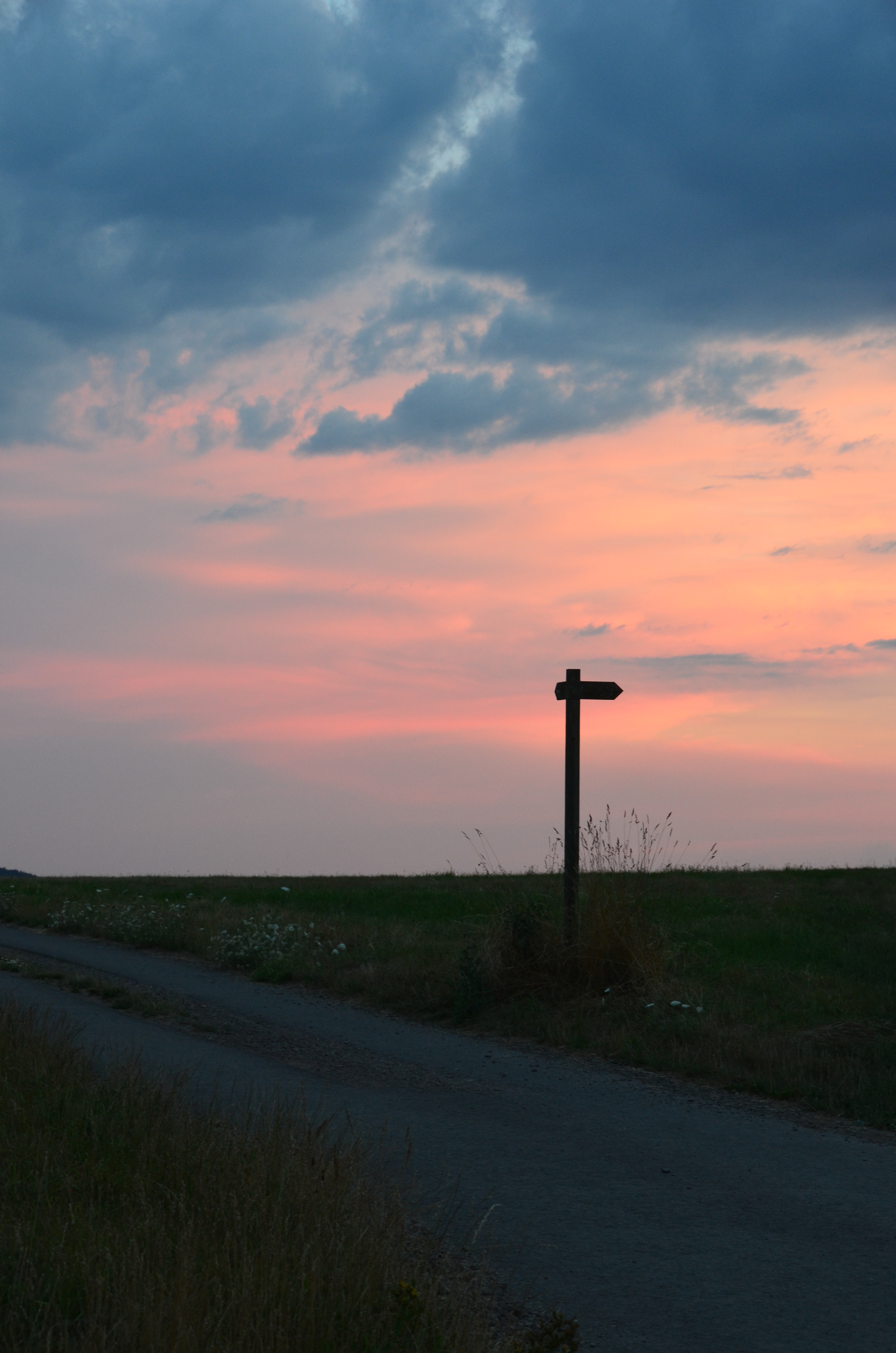 Wegweiser Wegweiser während des Sonnenuntergangs