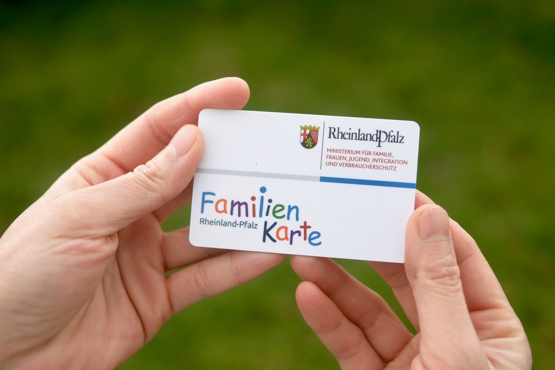 Familienkarte RLP Hände, die Familienkarte Rheinland.Pfalz halten