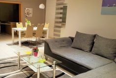 Wohnzimmer mit Sofa und Esstisch.