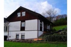 Drei Stöckiges Haus am Hang