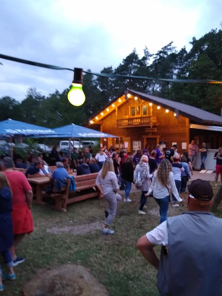 Tanzende Menschen vor der Fischerhütte in Miesau