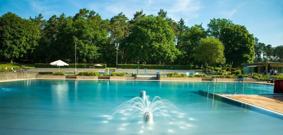 Nichtschwimmerbecken mit Wasserspiel