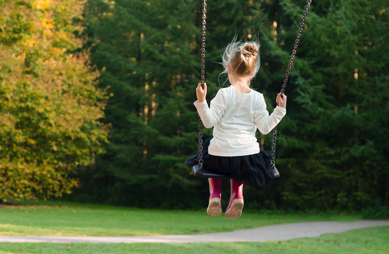Spielplatz Mädchen auf einer Schaukel