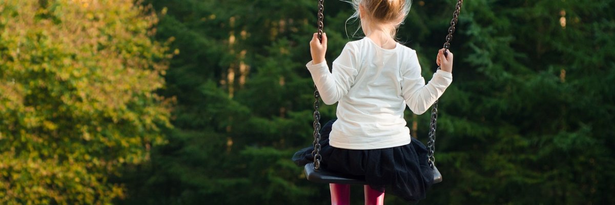 Mädchen auf einer Schaukel