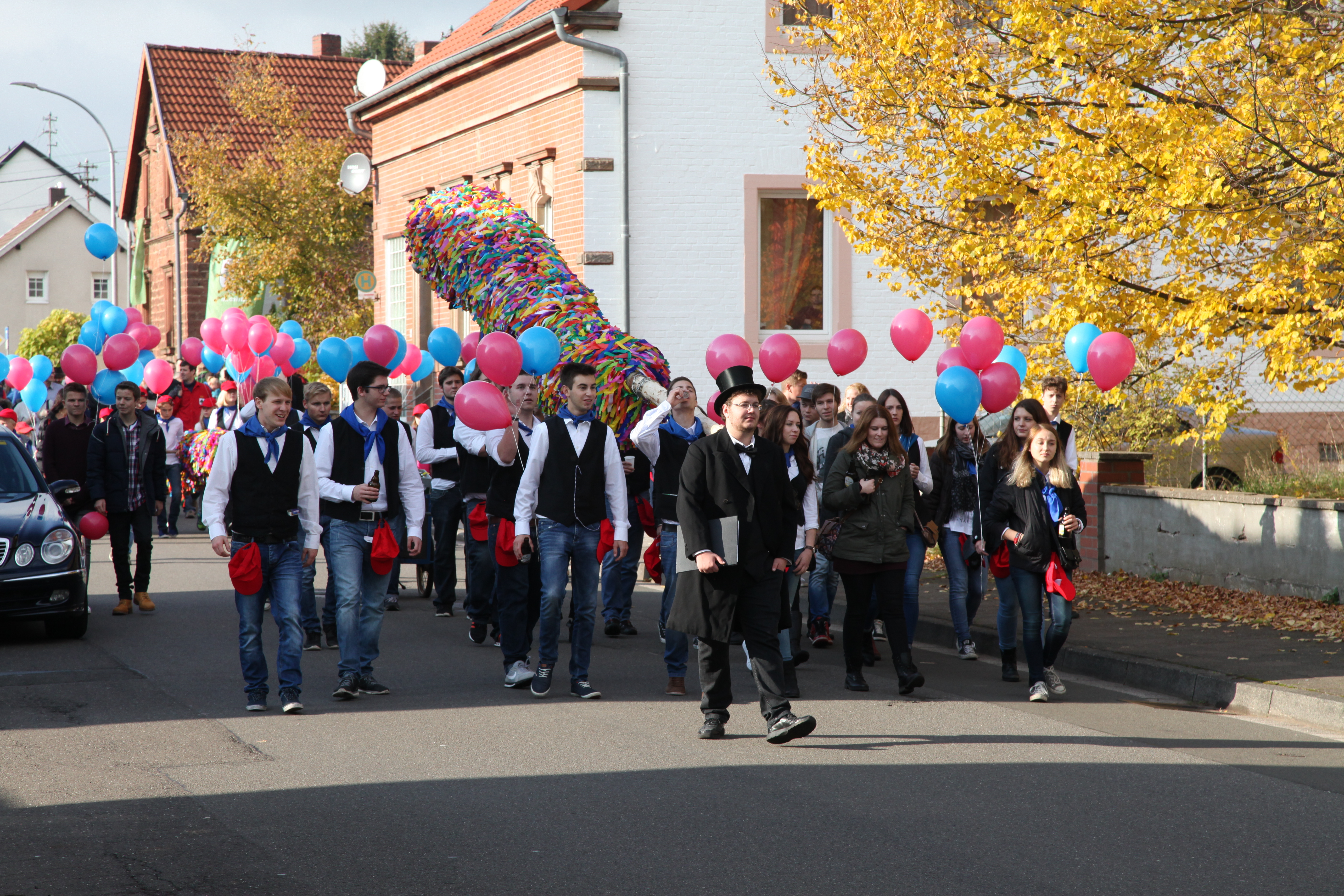 Kerweumzug der Kerwejugend mit Luftballons, Kerwestrauß und Kerwepfarrer