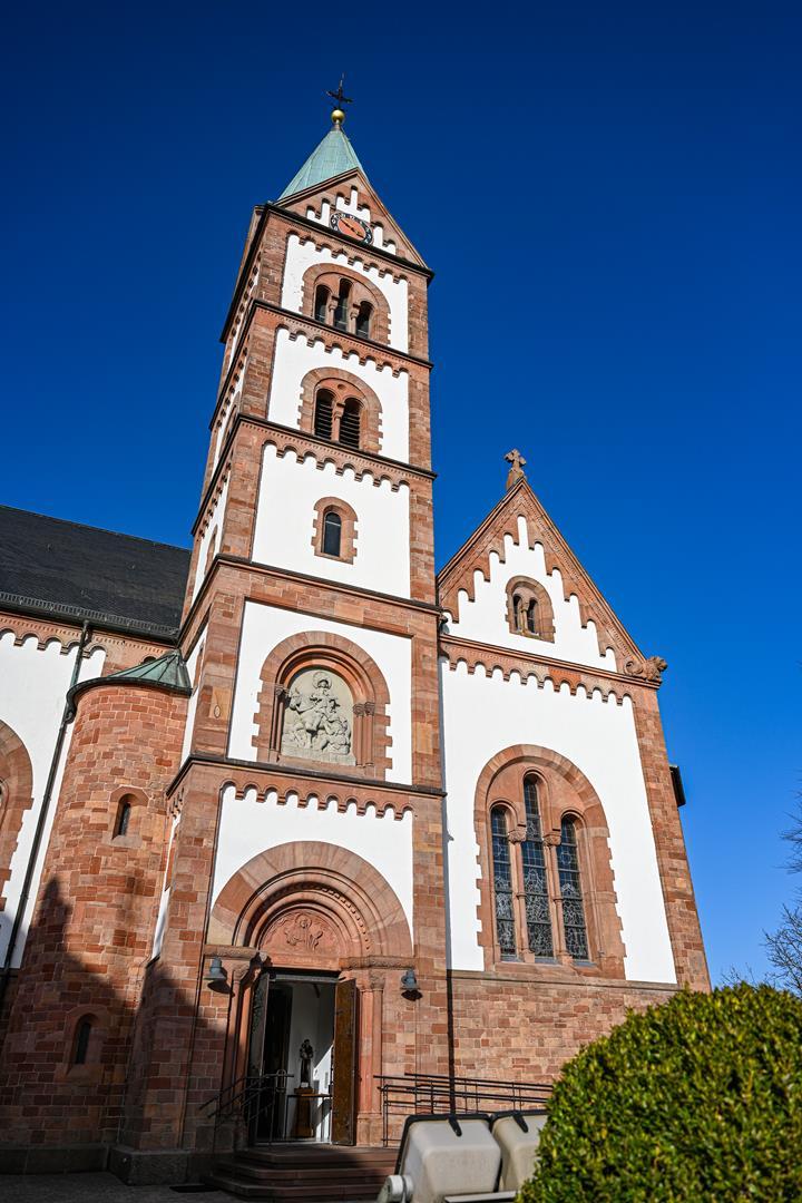  Teilweise mit weißem Putz bedeckter Turm der Sandsteinkirche in Martinshöhe
