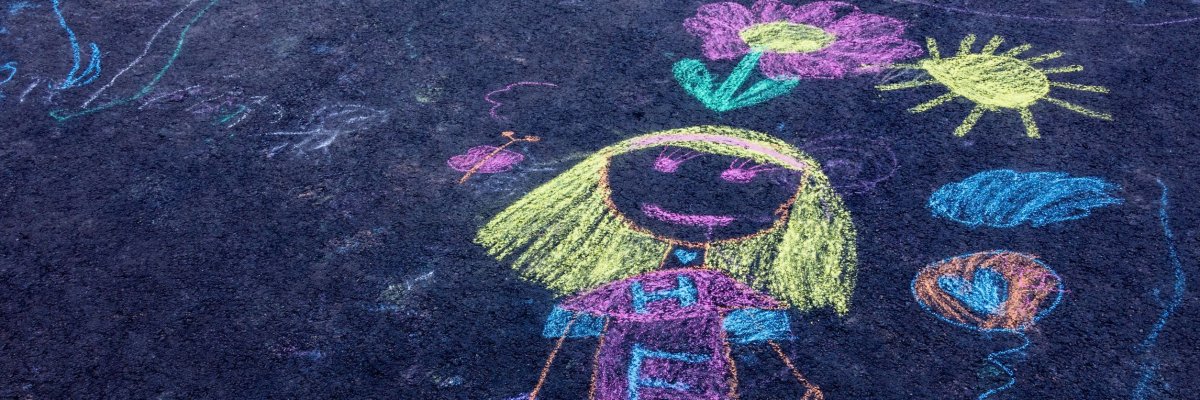 Kreidezeichnung von einem Mädchen mit Ballons und Blumen.