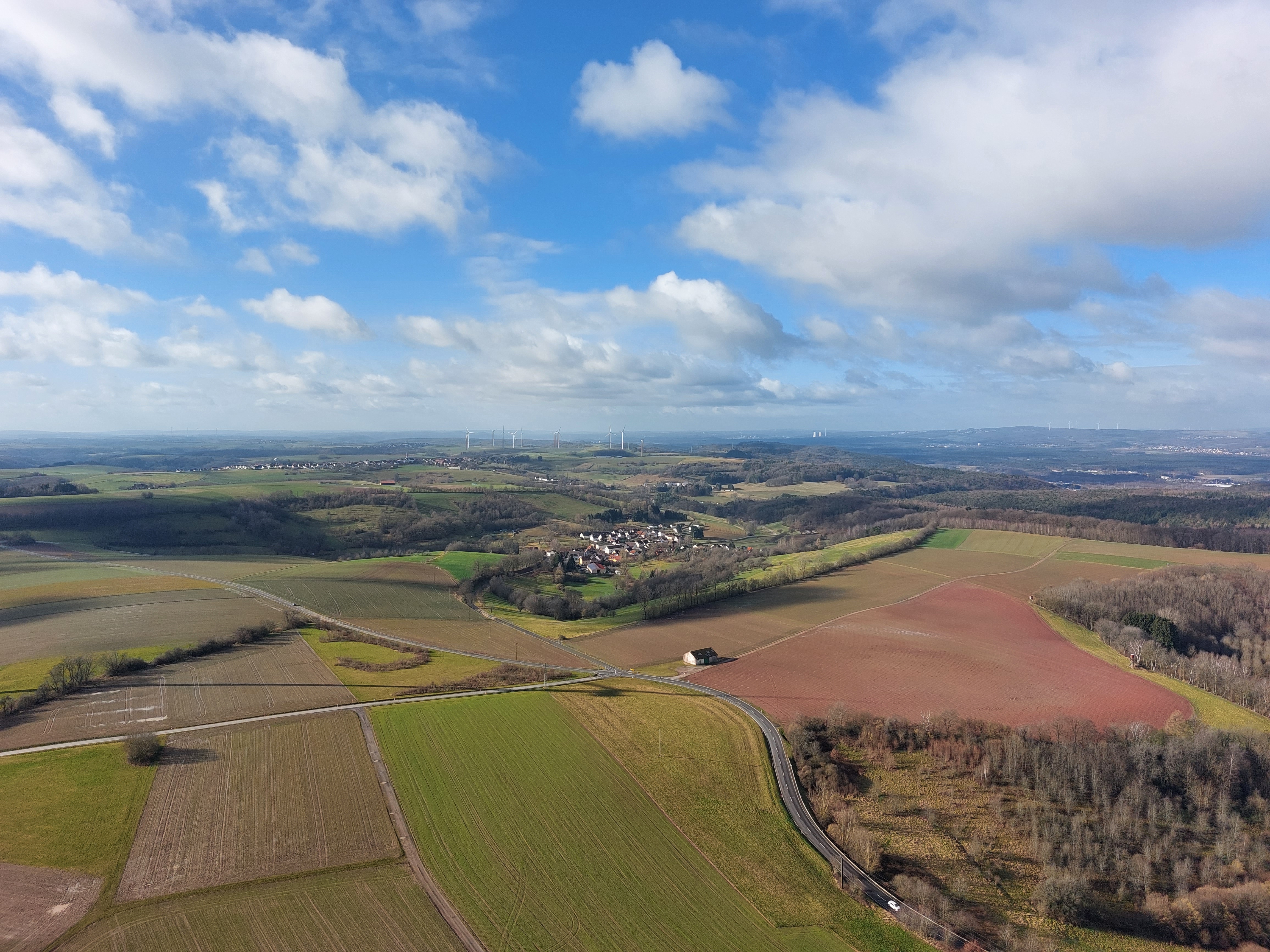  Luftbild von Feldern,  Wiesen und Straßen sowie dem Dorf Langwieden.