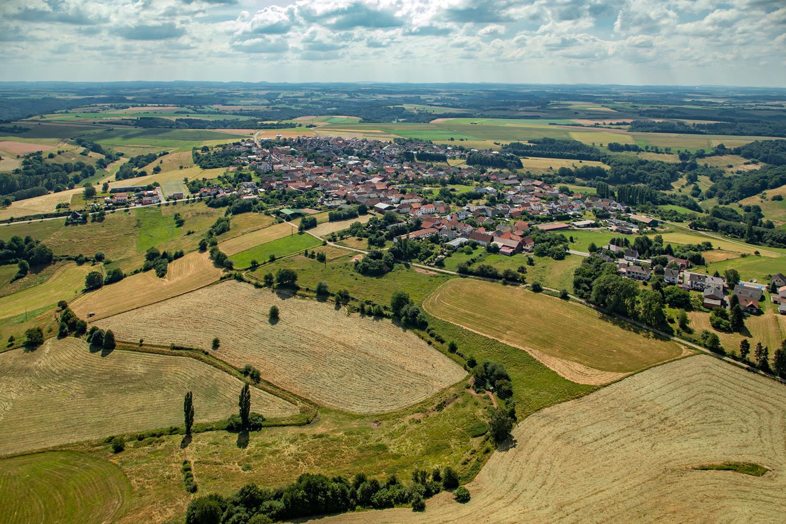 Luftbild von Martinshöhe mit Umliegenden Feldern.