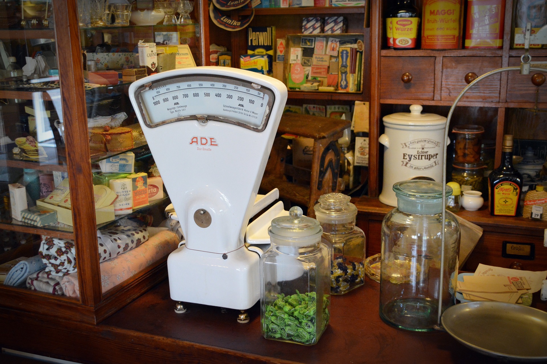 Weiße alte Wagge auf einem Holztresen in einem Laden.