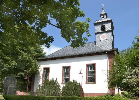 Prot. Kirche Lamsborn Weiß Verputzte Sandsteinkirche mit dunklem Dach und Kirchturm