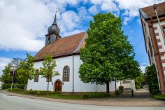 Weiße Kirche mit duklem Turm