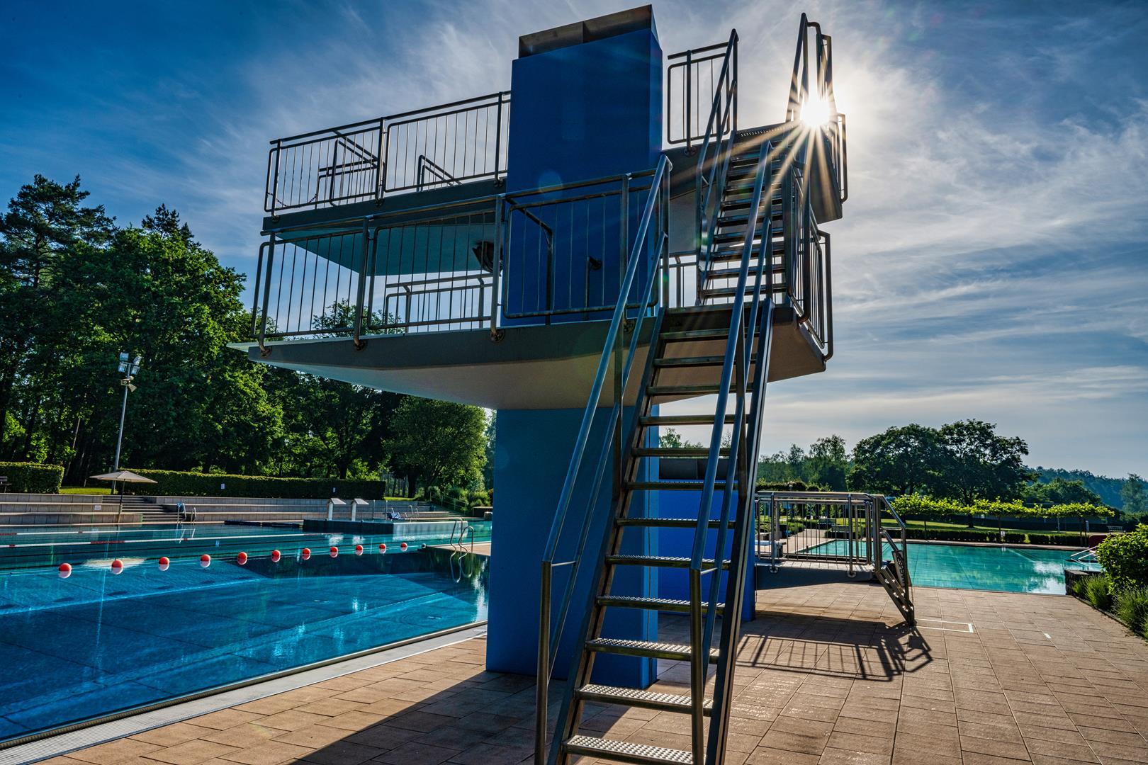 Blauer Sprunkturm und Schwimmbecken