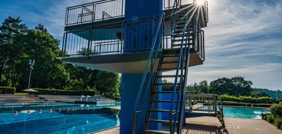 Blauer Sprunkturm und Schwimmbecken