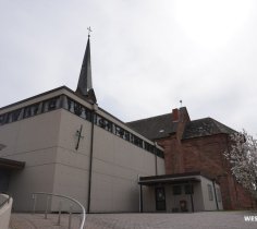 Kirche St. Maria Magdalena in Bruchmühlbach. Rote Kirche mit modernen Anbau