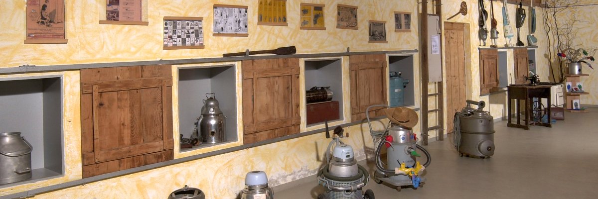 Staubsauger -Museum Innenraum  Verschiedene alte Staubsaugermodelle.