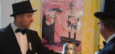 Staubsauer Museum Zwei Männer im Anzug mit Zylinder