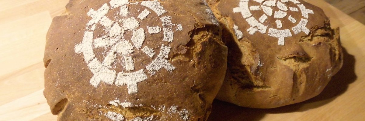 Drei runde Brotlaibe