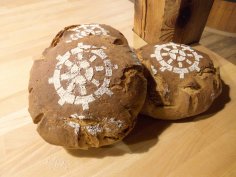 Tausendmühle Bruchmühlbach Drei runde Brotlaibe