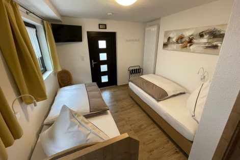 Zwei gemachte Betten in einem Zimmer