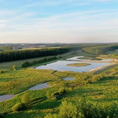 Luftaufnahme von Seen und Wiesen