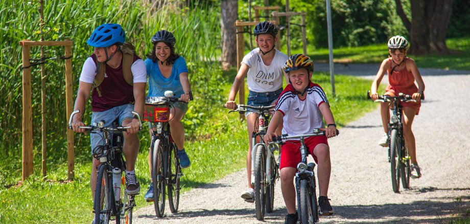Fünf Kinder die Fahrradfahren