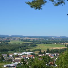 Aussicht auf Dörfer, Wiesen und Wäldchen