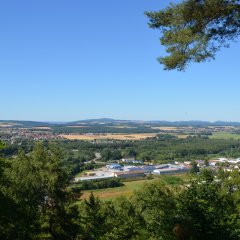 Aussicht auf Dörfer, Wiesen und Wäldchen