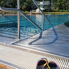 Badeschlappen die am Pool Eingang abgestellt wurden.