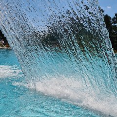  Zwei Massagedüsen aus denen von oben ein harter Strahl Wasser kommt.