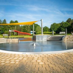 Nichtschwimmerbecken mit Metallrutsche und Wasserspiel