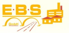 In gelben Großbuchstaben ist E.B.S. geschrieben. Die Buchstaben sind mit einem gelben Strich unterstrichen. Zwischen den Buchstaben sind kleine rote Quardrate. Unter den Buchstaben sind zwei miteinander verbundene Halbkreise, die nach unten geöffnet sind. In dem ersten Halbgreis steht GmbH. Durch den zweiten Halbkreis verläuft eine rote Straße. Neben den Buchstaben sind als Pictogramme zwei gelbe Häuser mit roten Dach abgebildet. Hinter den Häusern befindet sich ein gelbes Industriegebäude mit zwei Schornsteinen. Einer der Schornsteine ist rot.