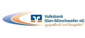 Auf der linken Seite gibt es eine große blaue Halbelipse, daneben eine orange. Rechts davon sind ein blaues Rechteck und darunter ein schmaleres in Orange. In der Mitte der beiden Rechtecke befindet sich ein weißes V. Auf der rechten Seite steht in blauer Schrift "Volksbank Glan-Münchweiler" und darunter in orangener Schrift "freundlich und kompetent".